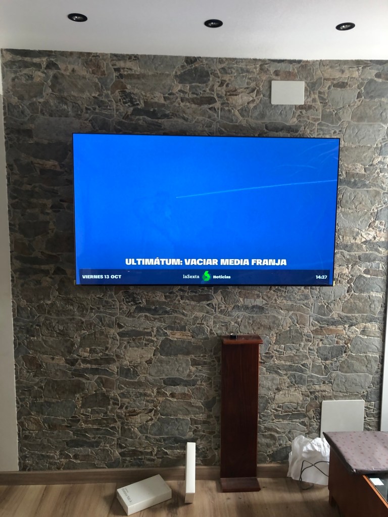 Instalación de televisión en pared con soporte profesional
