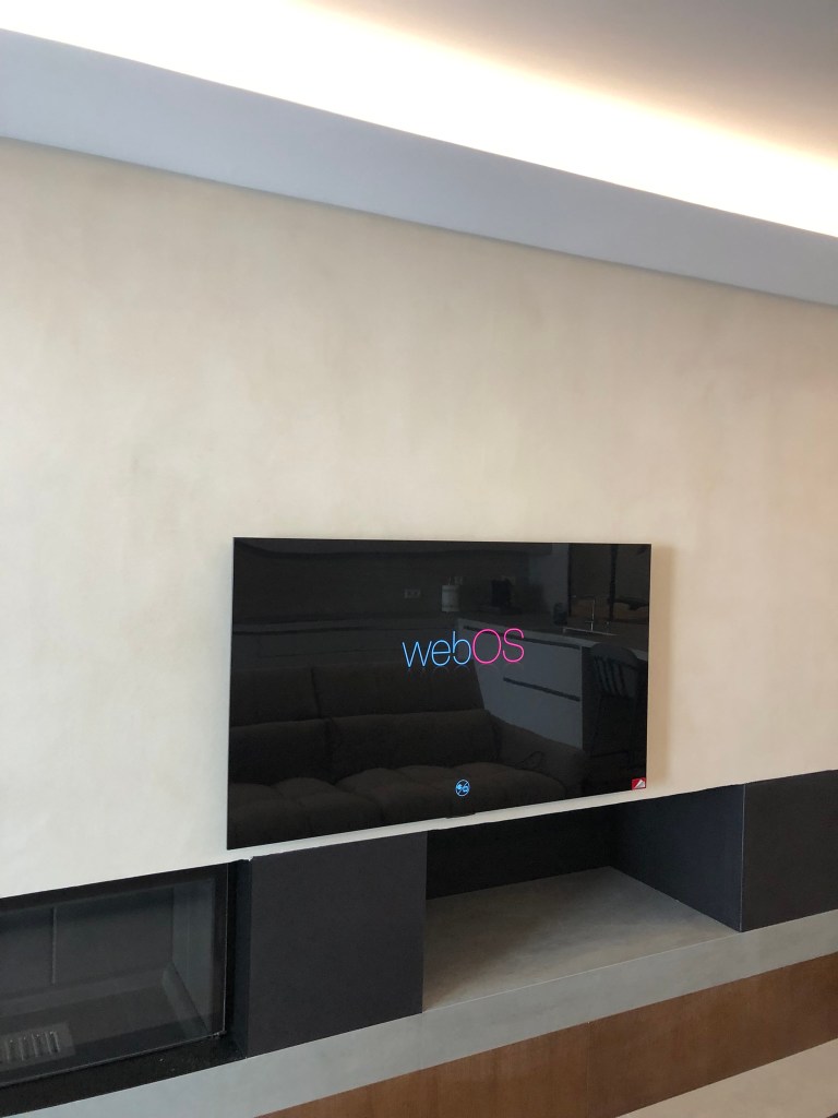 Instalación de televisión en pared con soporte profesional