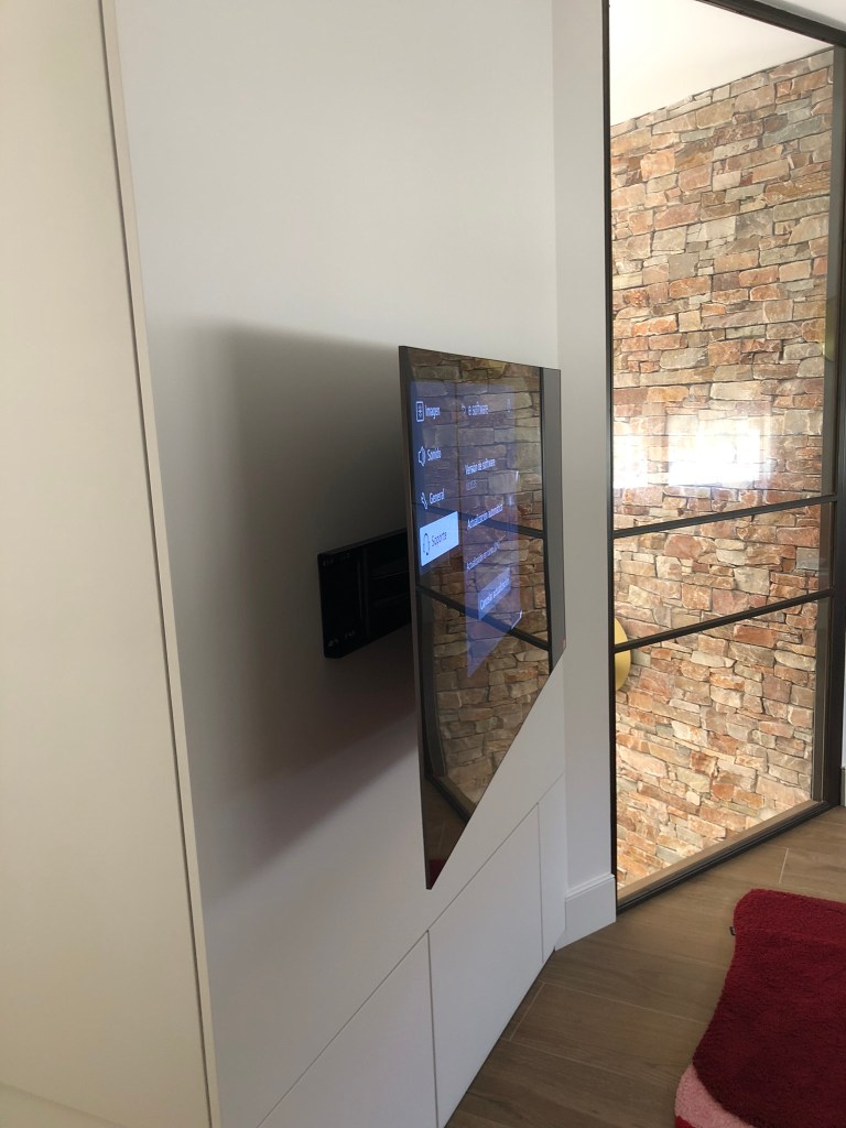 Instalación de televisión en pared con soporte profesional