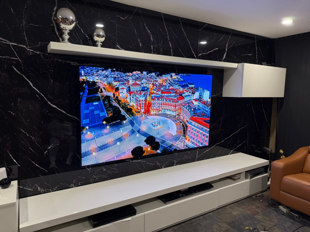 tv 77 pulgadas LG en pared mármol