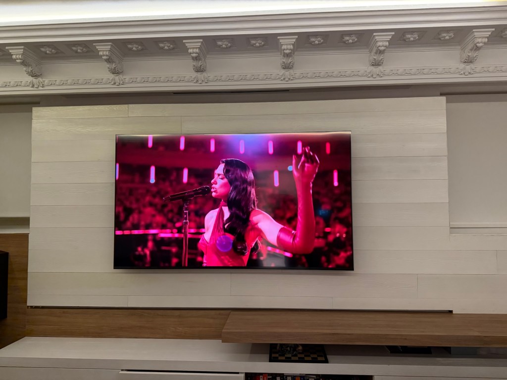 Instalación de televisión en pared con soporte profesional