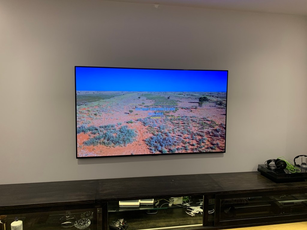 Instalación de televisión en pared con soporte profesional